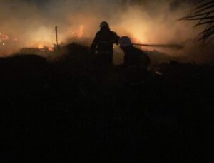 Arsuz’da çöplük yangını büyümeden söndürüldü