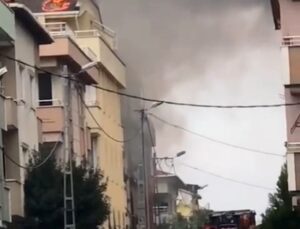 Ataşehir’de 4 katlı apartmanın çatısı alev alev yandı