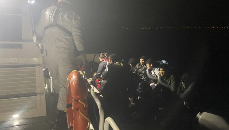 Ayvacık açıklarında lastik botları arızalanan ve sürüklenen 32 kaçak göçmen kurtarıldı