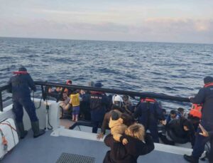Ayvacık açıklarında lastik botları arızalanan ve sürüklenen 78 kaçak göçmen kurtarıldı