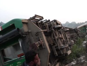 Bangladeş’te rayların kesilmesi sonucu yolcu treni raydan çıktı: 1 ölü, 12 yaralı