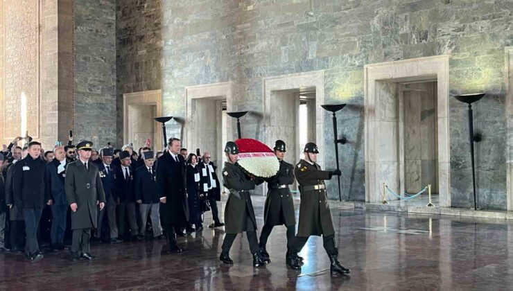 Beşiktaş Başkanı Arat ve beraberindeki heyet, Anıtkabir’i ziyaret etti