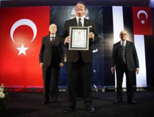 Beşiktaş’ta Başkan Hasan Arat ve yönetim kurulu, mazbatalarını aldı