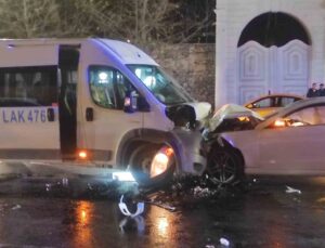 Beşiktaş’ta servis minibüsü ve otomobil kafa kafaya çarpıştı: 9 yaralı
