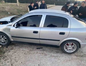 Burdur’da iki otomobil çarpıştı, 3 kişi yaralandı