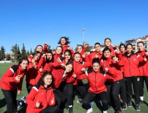 Burdur’da kurulan kadın futbol kulübü sahaya indi