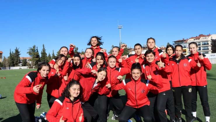 Burdur’da kurulan kadın futbol kulübü sahaya indi