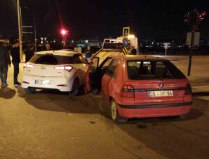 Bursa’da iki araç kafa kafaya çarpıştı: 5 yaralı