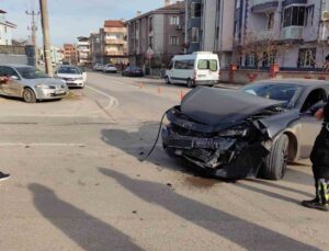 Bursa’da otomobiller çarpıştı: 1 yaralı