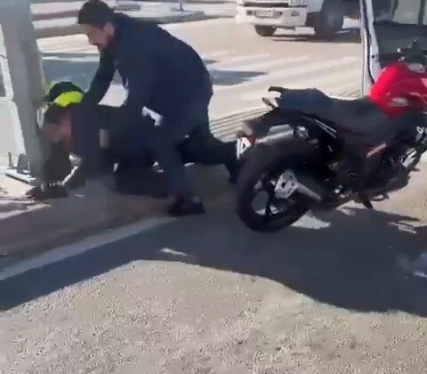 Bursa’da yol kavgası kamerada…Motosiklet sürücüsünü kaskıyla dövdü