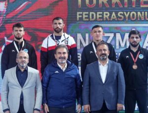 Büyükşehir güreşçileri Türkiye Şampiyonası’nda mindere çıktı