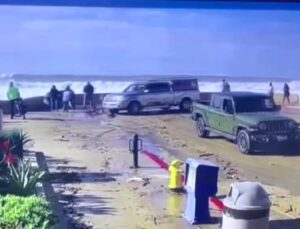 California’da dev dalgalar insanları ve araçları sürükledi: 8 yaralı