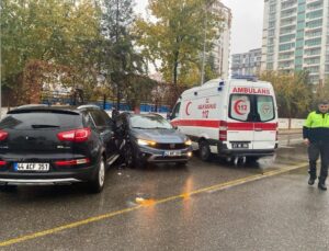 Diyarbakır’da kavşağa kontrolsüz giren iki otomobil çarpıştı: 1 yaralı