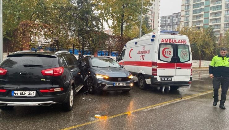 Diyarbakır’da kavşağa kontrolsüz giren iki otomobil çarpıştı: 1 yaralı