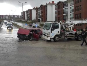 Elazığ’da elektrik arıza aracı ile otomobil çarpıştı: 4 yaralı