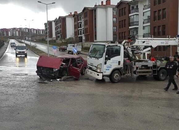 Elazığ’da elektrik arıza aracı ile otomobil çarpıştı: 4 yaralı