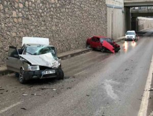 Elazığ’da otomobiller kafa kafaya çarpıştı: 4 yaralı