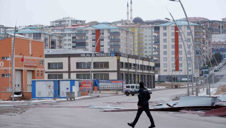 Erzurum’da fırtına çatıları uçurdu