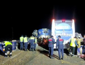 Eyüpsultan’da yolcu otobüsü ile tır çarpıştı: 1 ölü, 31 yaralı