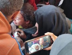 Filistinli küçük kızın İsrail tarafından öldürülen kız kardeşine vedası yürek yaktı