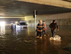 Gaziantep’te yağış nedeniyle köprülü kavşakta 5 araç sular altında kaldı