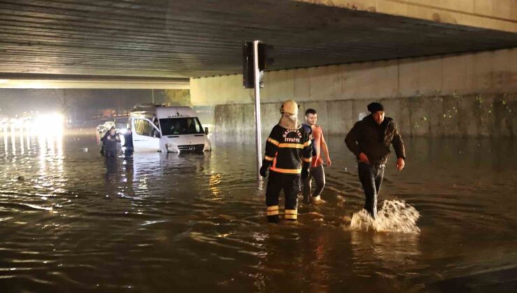 Gaziantep’te yağış nedeniyle köprülü kavşakta 5 araç sular altında kaldı