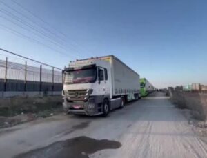 Gazze Şeridi’ne insani aranın ardından 100 tırlık ilk yardım konvoyu giriş yaptı