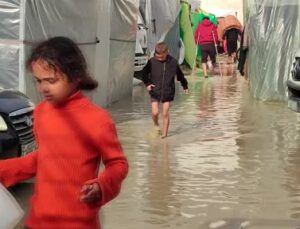 Gazze’deki çadırlar sular altında kaldı