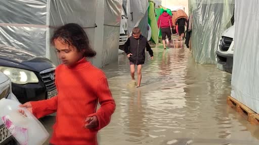 Gazze’deki çadırlar sular altında kaldı