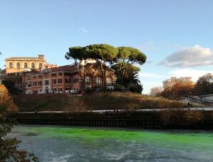 İklim aktivistleri Venedik’teki Büyük Kanal’ı yeşile boyadı