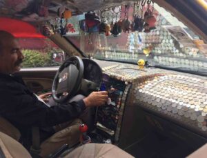 İranlı taksicinin “Seyyar para müzesi” yolcularına keyifli anlar yaşatıyor