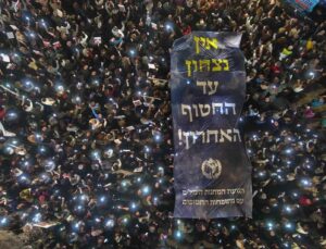İsrailli esir yakınları Tel Aviv’de protesto düzenledi