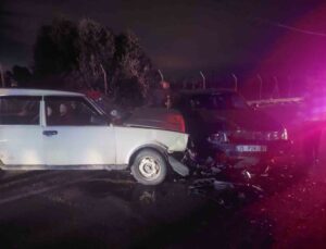 İzmir’de iki araç kafa kafaya çarpıştı: 3 yaralı