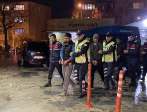Jandarmanın yürürken durdurduğu 4 kişi kaçak göçmen çıktı