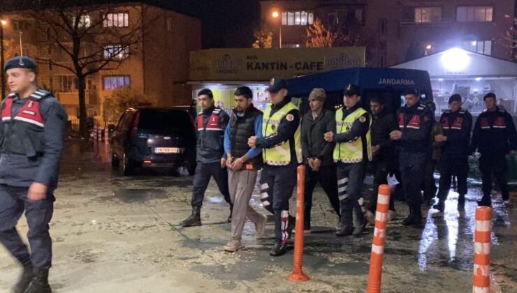 Jandarmanın yürürken durdurduğu 4 kişi kaçak göçmen çıktı