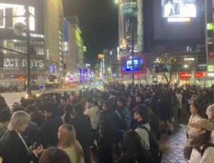 Japonya’da yüzlerce kişinin aynı anda yaya geçidinden geçmesi renkli görüntüler oluşturuyor
