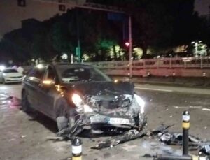 Kadıköy’de alkollü sürücü ışıklarda duran araçlara çarptı: 1 ağır yaralı