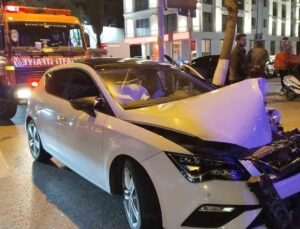Kadıköy’de makas atarak ilerleyen otomobil kazaya neden oldu