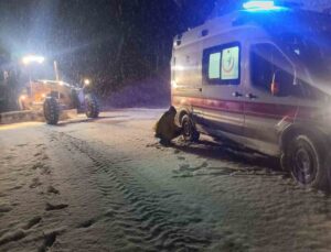 Kar nedeniyle köyde mahsur kalan hasta uzun uğraşlar sonucu hastaneye kaldırıldı