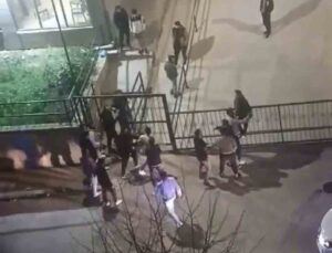 Kavgaya tutuşan gençler caddeyi boks ringine çevirdi