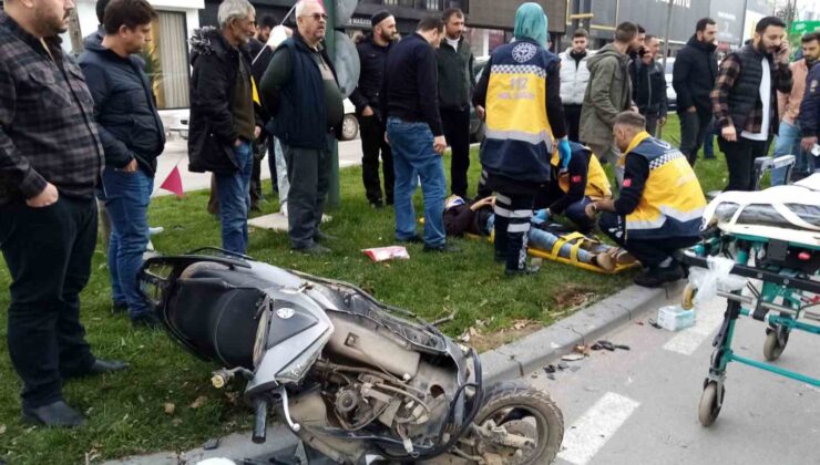 Kaza anı kamerada…Otomobil ile çarpışan motosikletteki 2 genç yaralandı