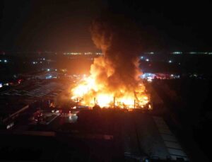 Kocaeli’de fabrikada çıkan yangın böyle görüntülendi