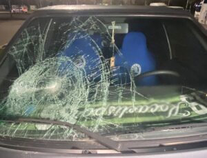 Kocaeli’de garip olay: 35 aracın camını patlatıp kayıplara karıştılar