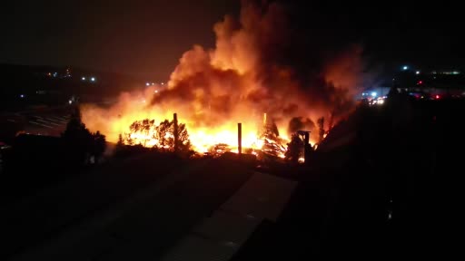 Kocaeli’de palet fabrikasındaki yangın böyle görüntülendi