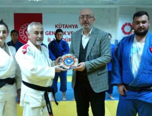 Kütahya’da judo ve atıcılıkta ulusal ve uluslararası yarışmalarda başarı elde eden sporcular ödüllendirildi