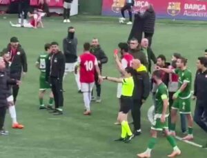Maltepe’de faul kararı bekleyen futbolcular ve hakem arasında gerginlik