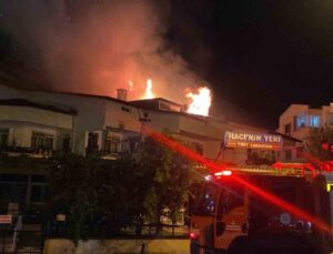 Marmaris’te korkutan yangın: Geceyi alevler aydınlattı