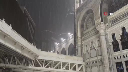 Mekke’de sel: Cadde ve sokaklar sular altında kaldı