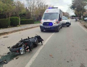 Motosiklet ticari taksi ile çarpıştı: 2 yaralı