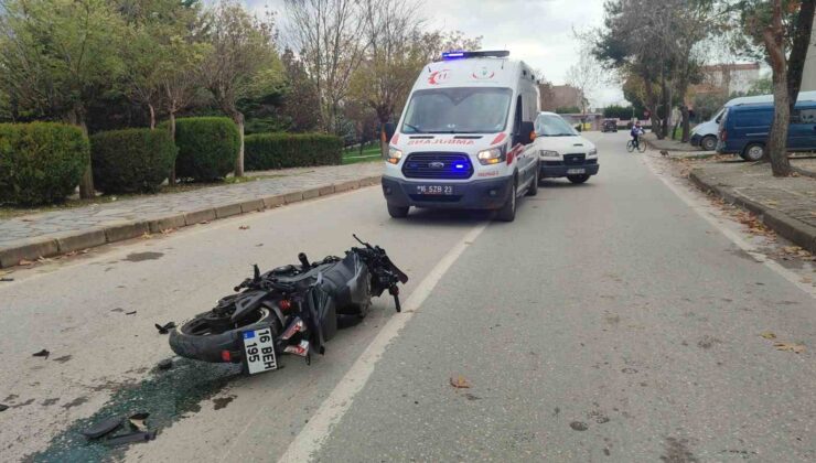Motosiklet ticari taksi ile çarpıştı: 2 yaralı